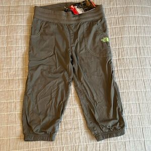 The North Face Girls Aphrodite Capri Pull on windweight pant; NWT, gray, size M